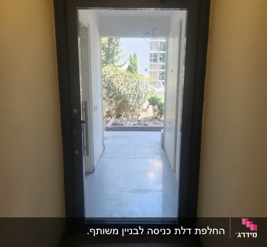דלת אלומיניום עם זכוכית שקופה